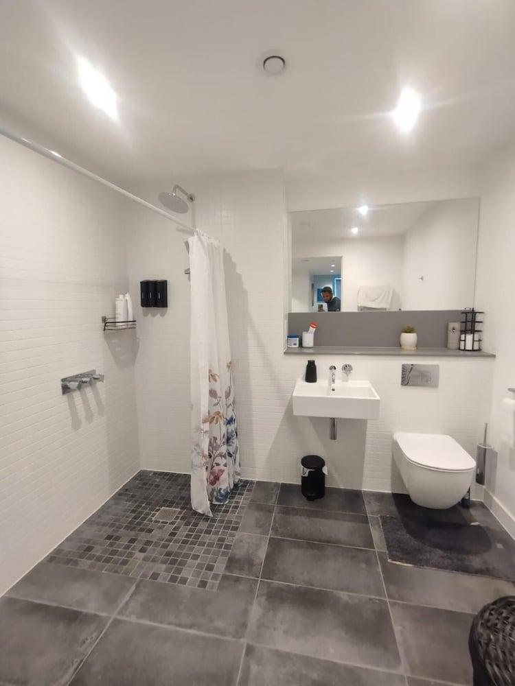 Immaculate 3-bed Apartment Homes in London - Tap to explore photos