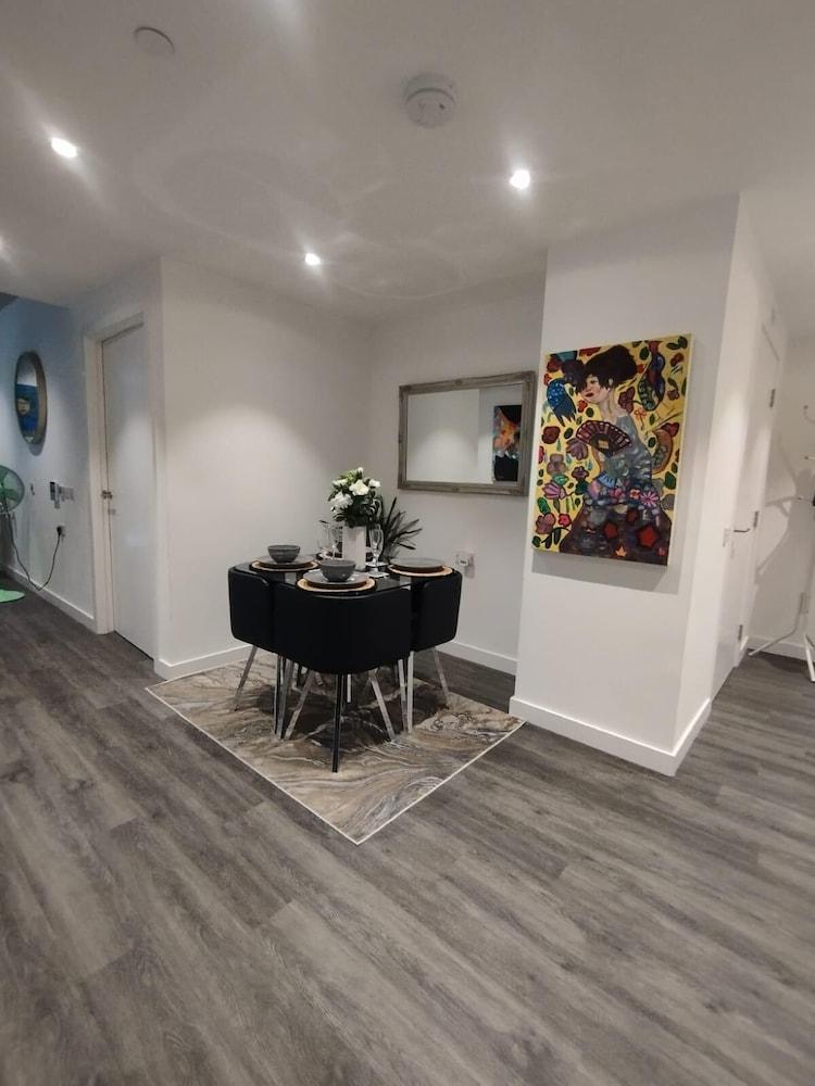 Immaculate 3-bed Apartment Homes in London - Tap to explore photos