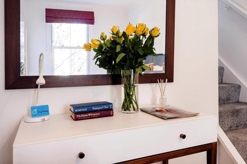 Bright and Modern Earls Court Gem - Tap to explore photos