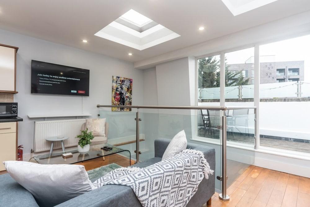Bright & Chic St John's Hill Duplex - Tap to explore photos