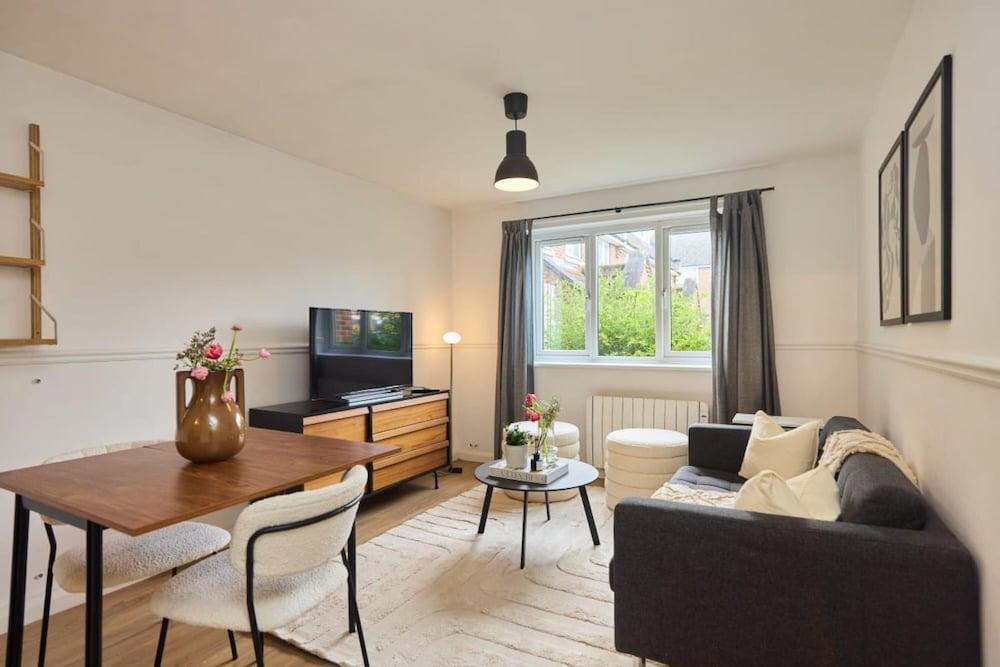 The Hackney Place - Spacious 1bdr Flat - Tap to explore photos