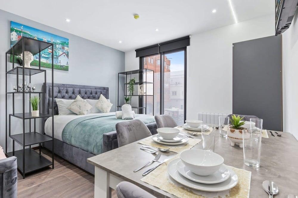 Modern Luxury Studio Near Euston Central London - Tap to explore photos