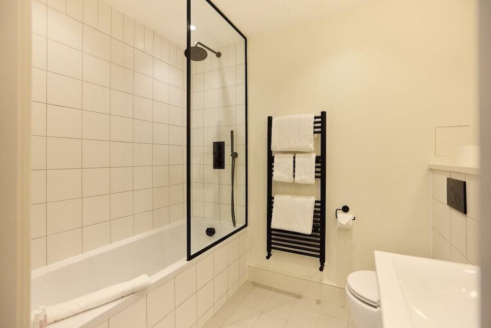 The East London Mile Escape - Spacious 2bdr Flat With Balcony - Tap to explore photos