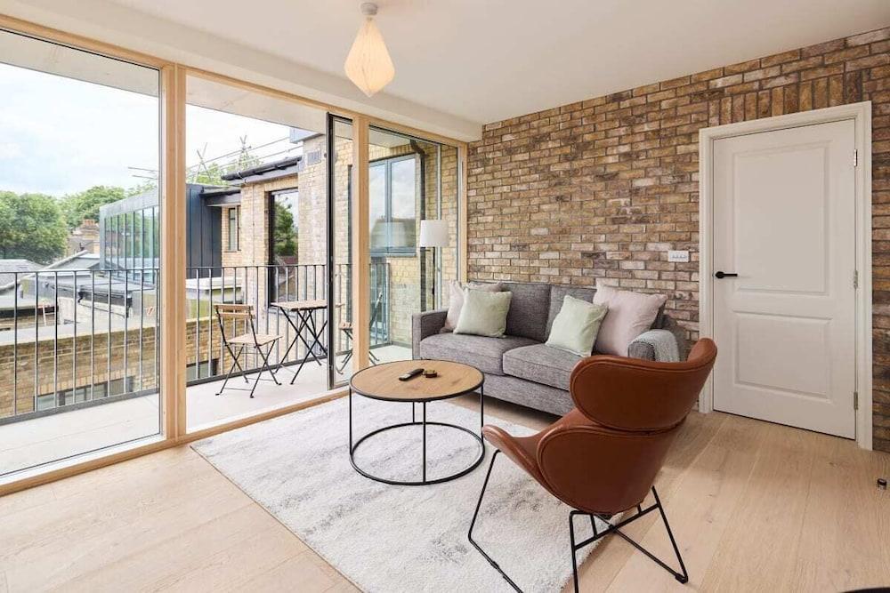 The East London Mile Escape - Spacious 2bdr Flat With Balcony - Tap to explore photos