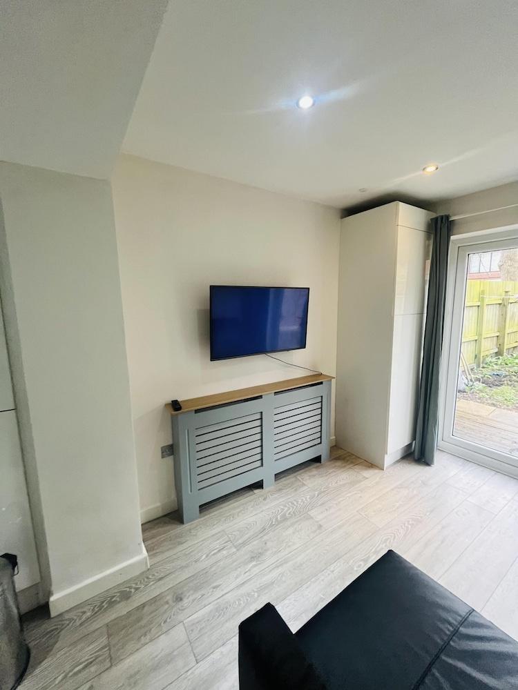 Immaculate 2-bed Apartment in London - Tap to explore photos