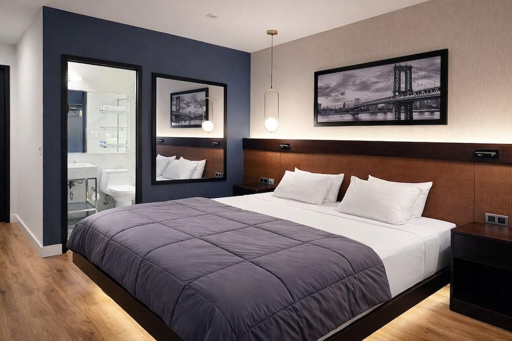 Hotel Mirage Brooklyn Room Type - Deluxe King Room