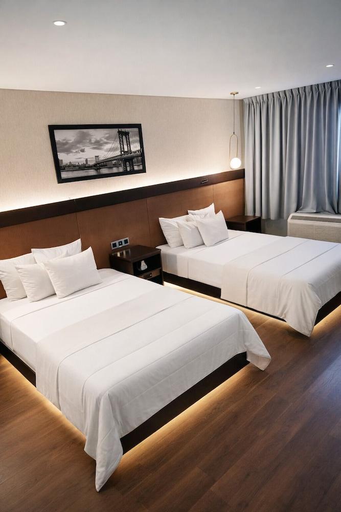 Hotel Mirage Brooklyn Room Type - Deluxe Double Room