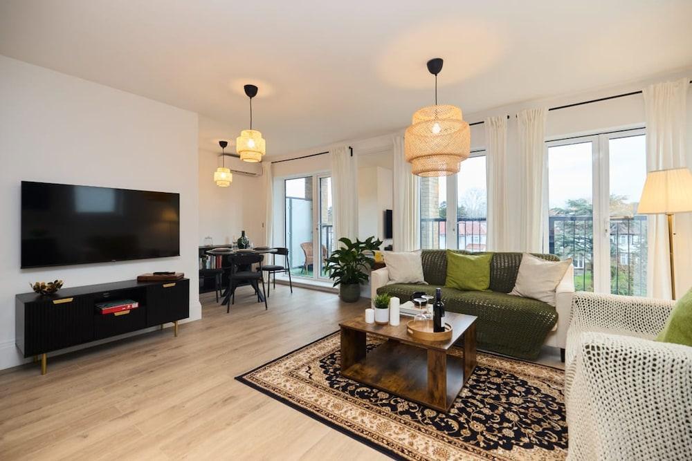 The Wembley Park Arms - Modern 2bdr Flat With Parking Balcony - Tap to explore photos