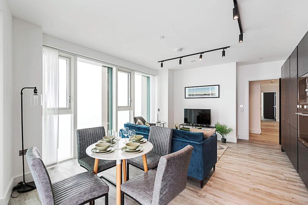 Modern Flat With City View in Acton - Tap to explore photos