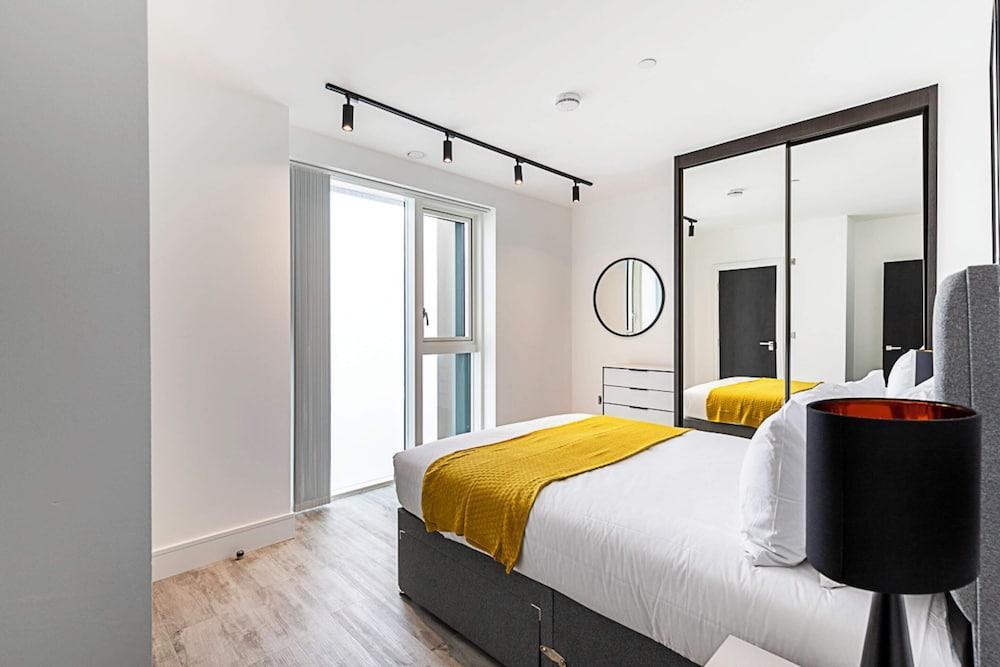 Modern Flat With City View in Acton