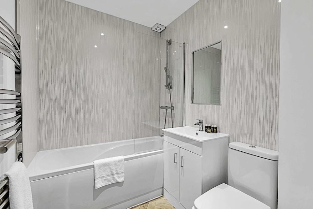 Stylish & Modern St Johns Hill - Tap to explore photos