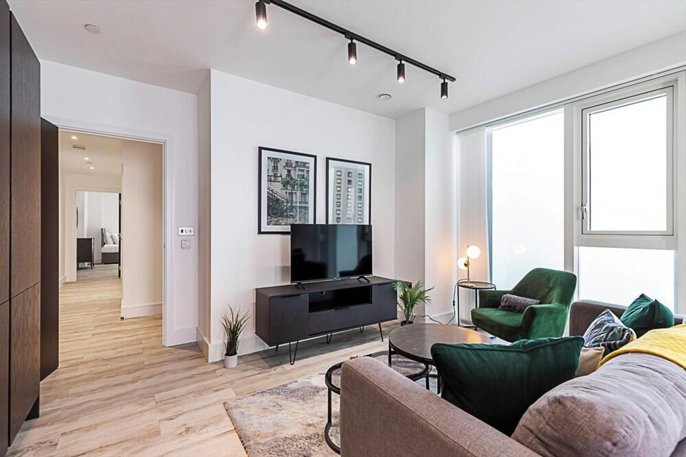 Bright North Acton Flat With City View - Tap to explore photos
