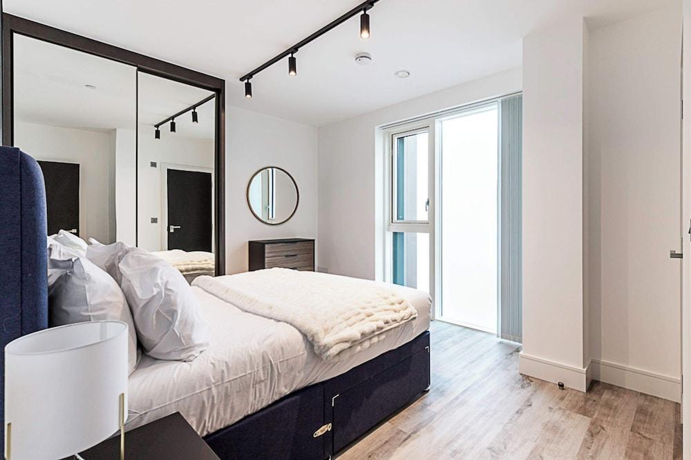 Bright North Acton Flat With City View - Tap to explore photos
