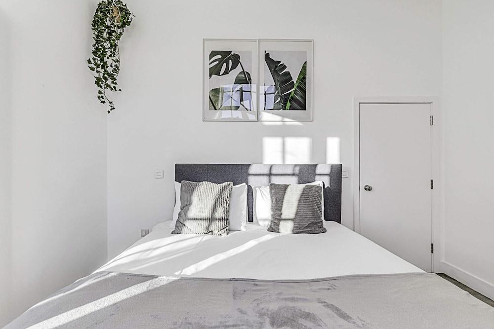 Vibrant 2-bed Flat: Acton's Best Stay! - Tap to explore photos