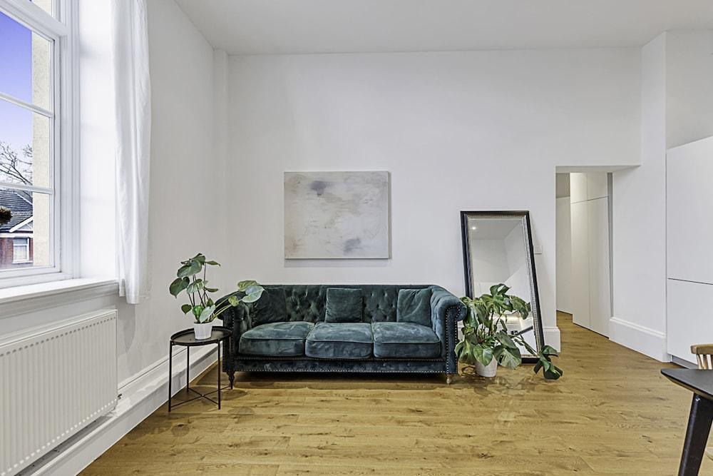 Vibrant 2-bed Flat: Acton's Best Stay! - Tap to explore photos