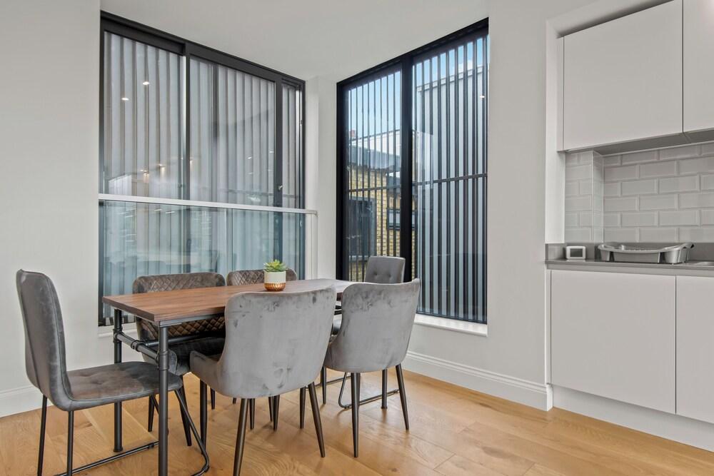 Three Bed Spacious Apartment in Dalston - Tap to explore photos