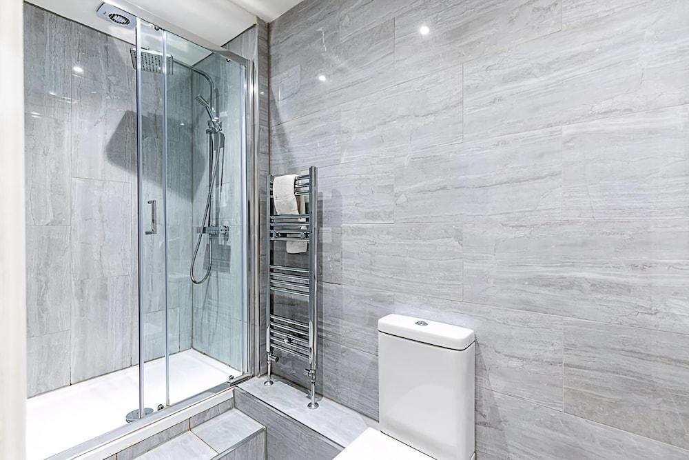 Beautiful Two Bedroom Abode in Notting Hill - Tap to explore photos