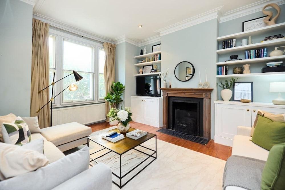 The South Park Wonder - Fascinating 2bdr Flat With Garden - Tap to explore photos