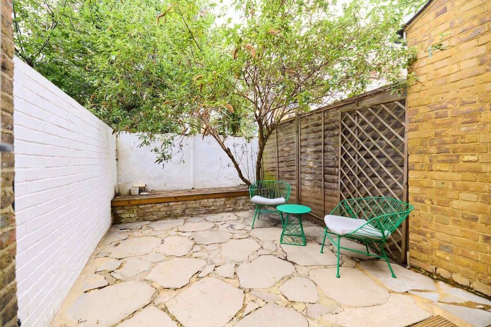 The South Park Wonder - Fascinating 2bdr Flat With Garden - Tap to explore photos