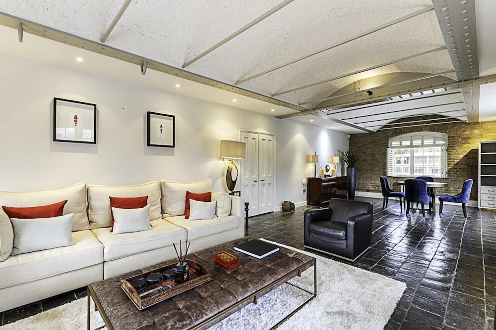 Charming Home in St Katharine Docks - Tap to explore photos