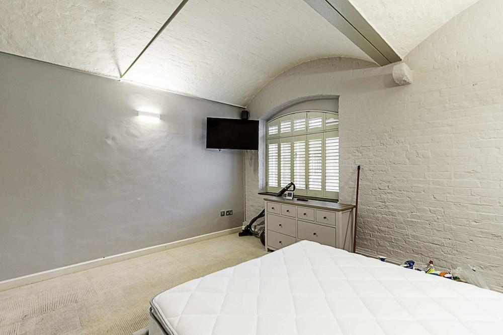 Charming Home in St Katharine Docks - Tap to explore photos