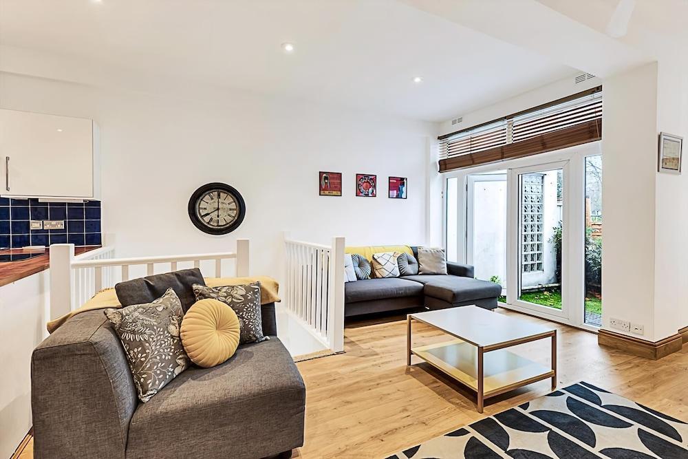 Modern Comfort Two Bedroom Gem on the Rye - Tap to explore photos