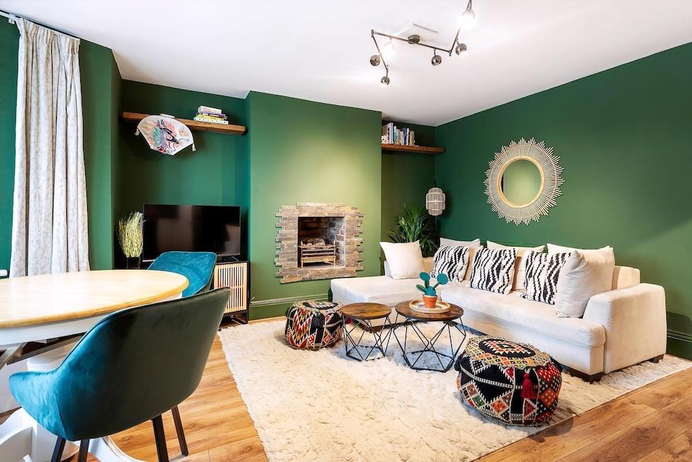 Chiswick Gem: Stylish 1-bed Flat for Modern Living - Tap to explore photos