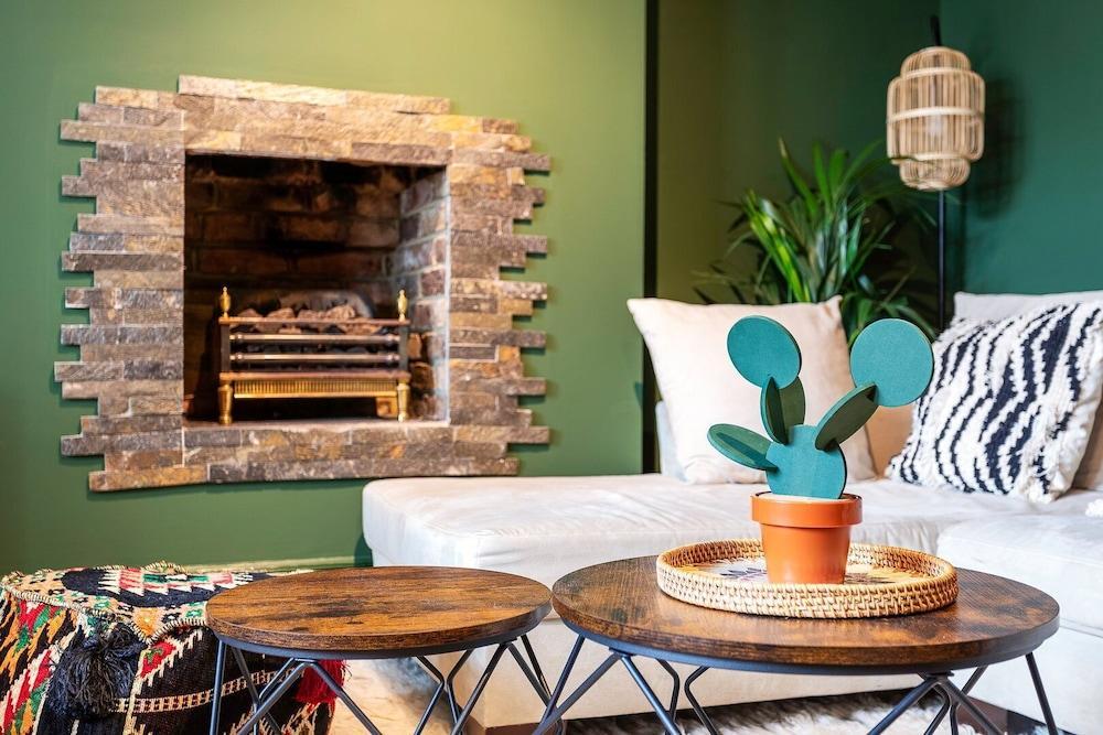 Chiswick Gem: Stylish 1-bed Flat for Modern Living - Tap to explore photos