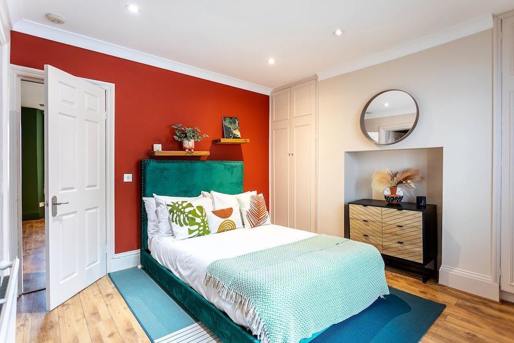 Chiswick Gem: Stylish 1-bed Flat for Modern Living - Tap to explore photos