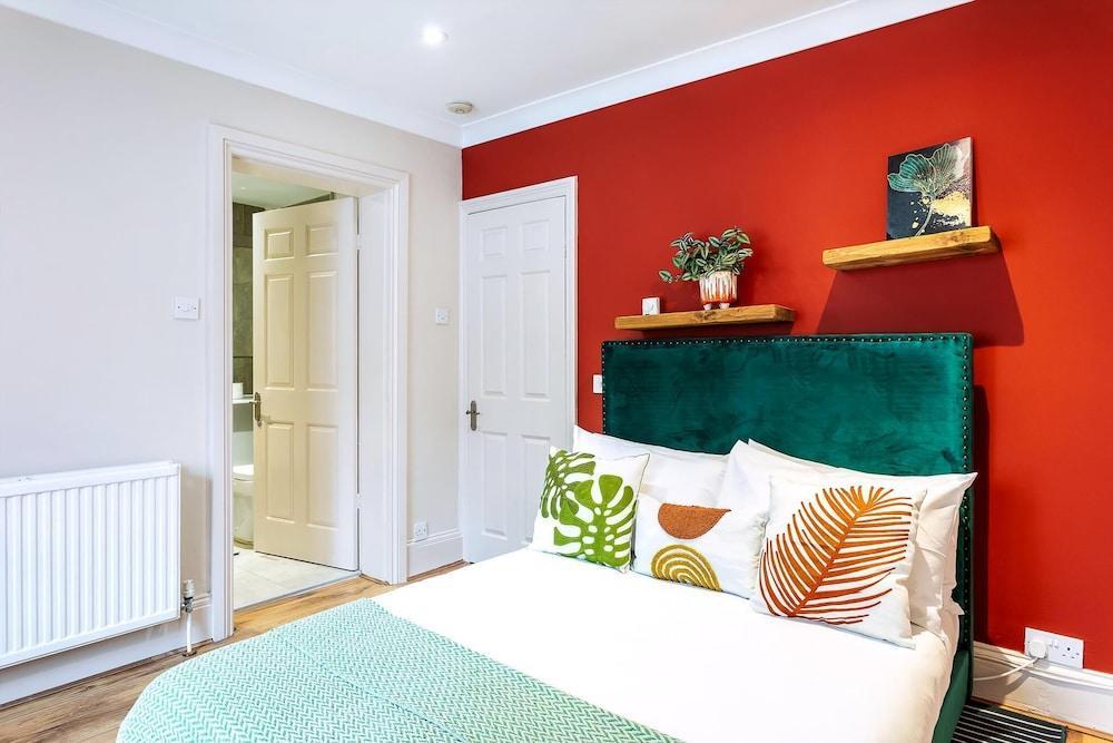 Chiswick Gem: Stylish 1-bed Flat for Modern Living - Tap to explore photos