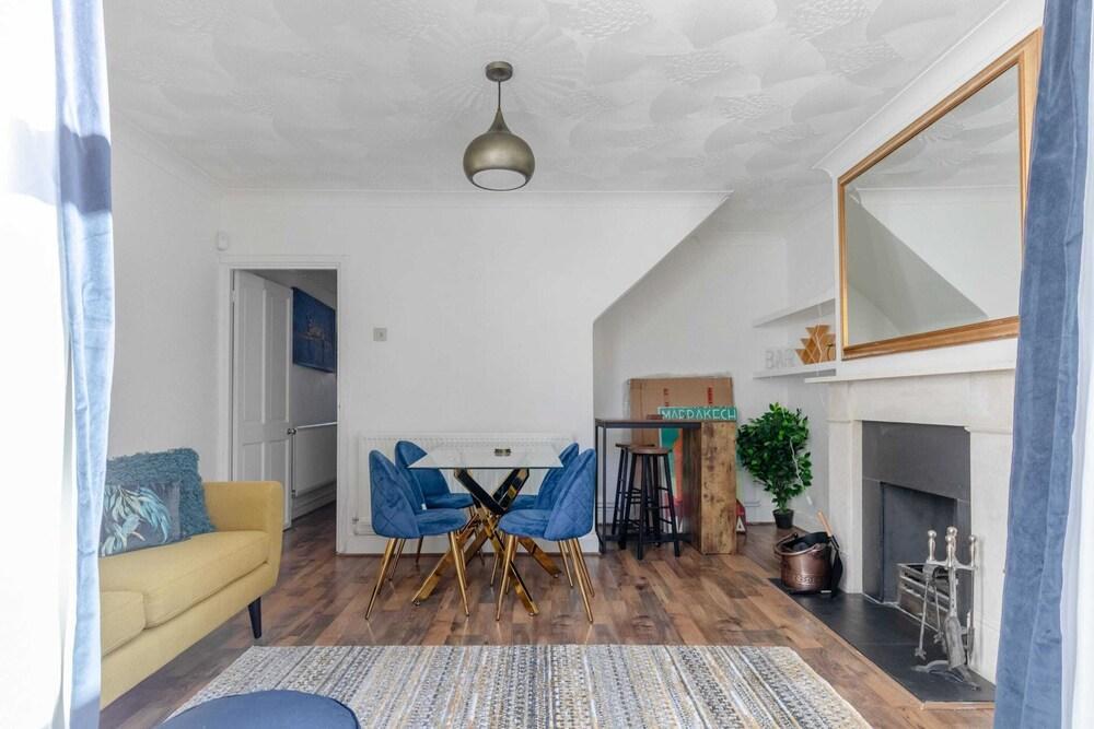 Serene 2BD Flat W/private Patio Old Street! - Tap to explore photos