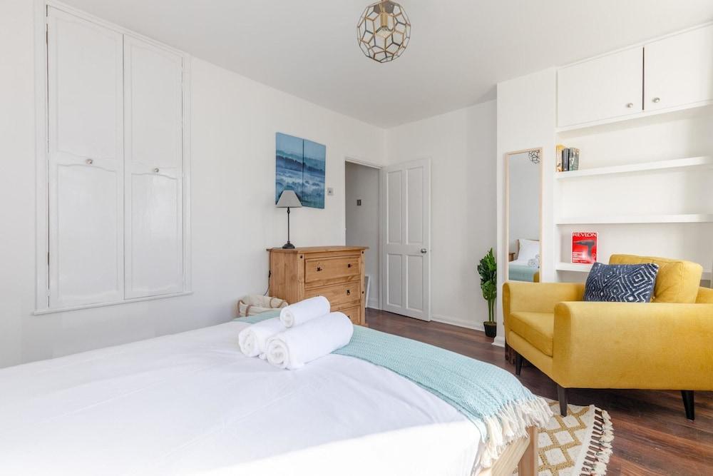 Serene 2BD Flat W/private Patio Old Street! - Tap to explore photos