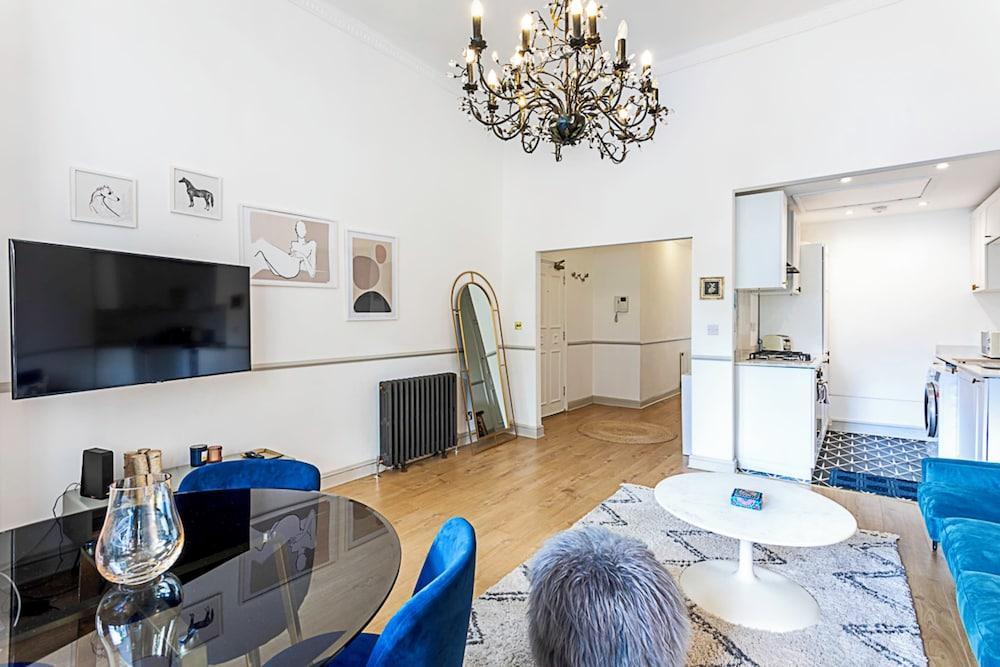 Luxury South Kensington Flat - Tap to explore photos