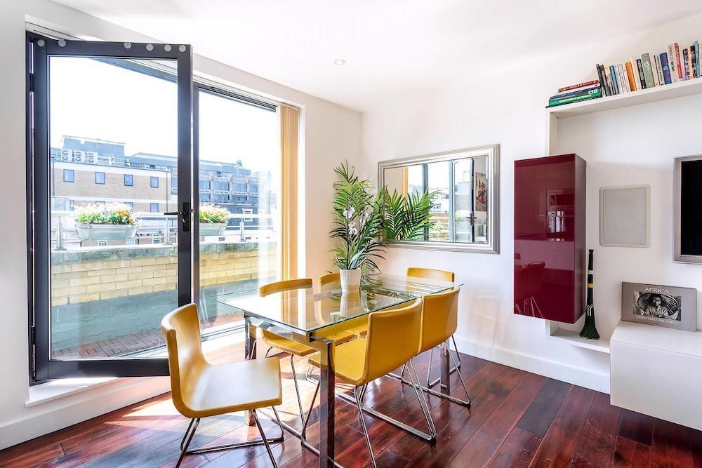 RAI - Modern Tower Hill Penthouse - Tap to explore photos