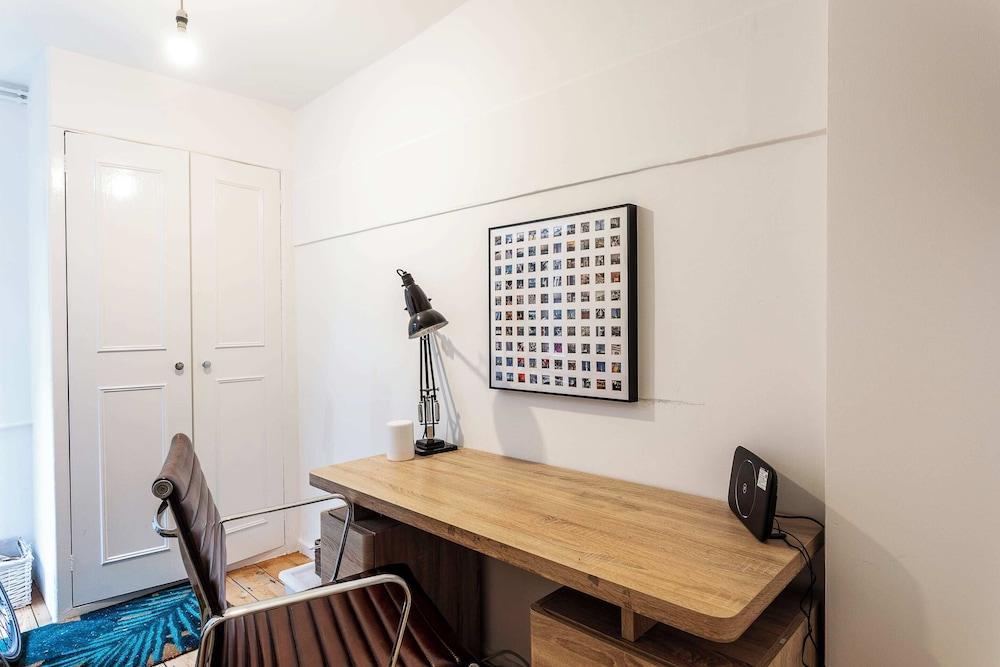Quaint Fulham Retreat: Cozy 1-bedroom Pied-à-terre - Tap to explore photos