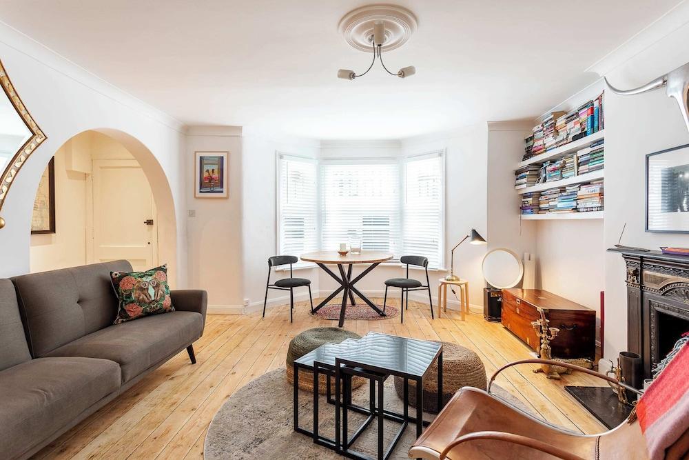 Quaint Fulham Retreat: Cozy 1-bedroom Pied-à-terre - Tap to explore photos
