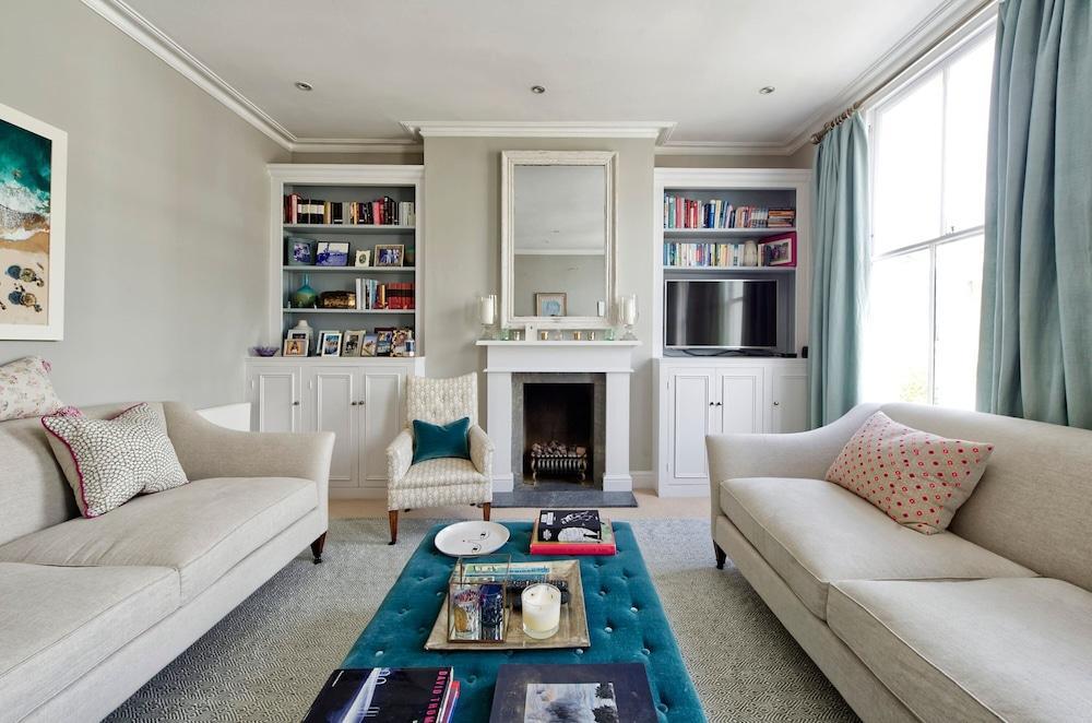 Gorgeous Modern 2 Bedroom Flat in Chelsea - Tap to explore photos