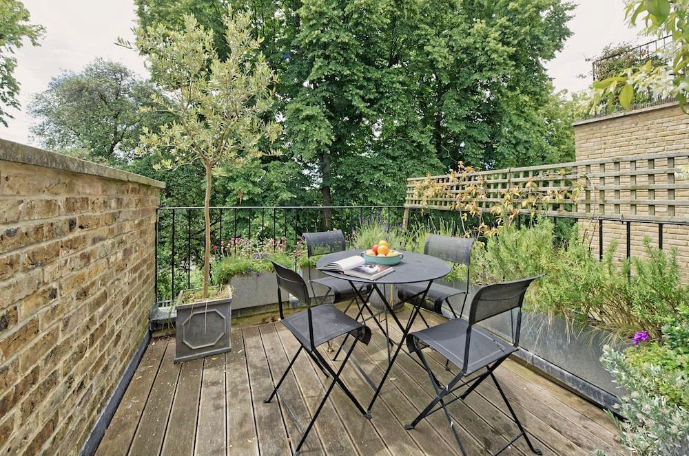 Gorgeous Modern 2 Bedroom Flat in Chelsea - Tap to explore photos
