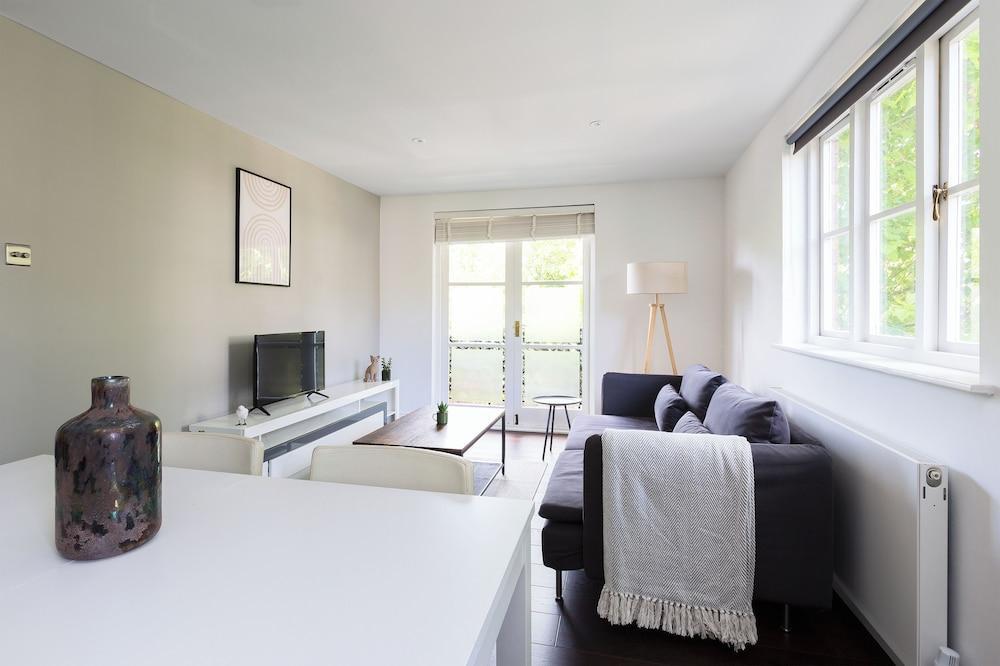 Chelsea Harbour Luxury Apartment - Tap to explore photos