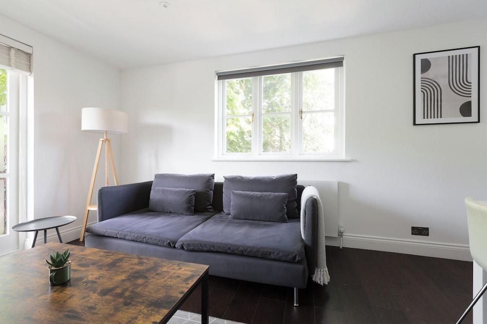 Chelsea Harbour Luxury Apartment - Tap to explore photos