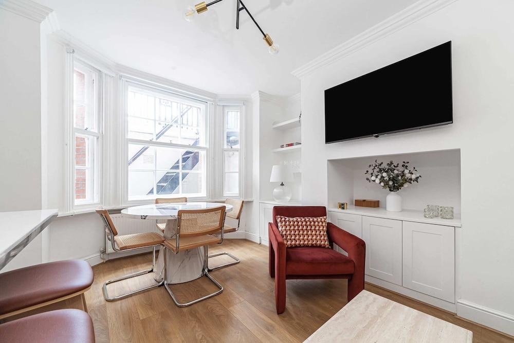 Chic Chelsea Retreat in a Victorian Building - Tap to explore photos