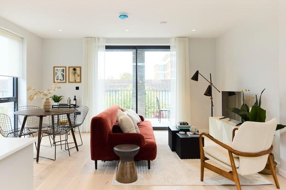 The Brondesbury Scenery - Bright 1bdr Flat With Balcony + Parking - Tap to explore photos