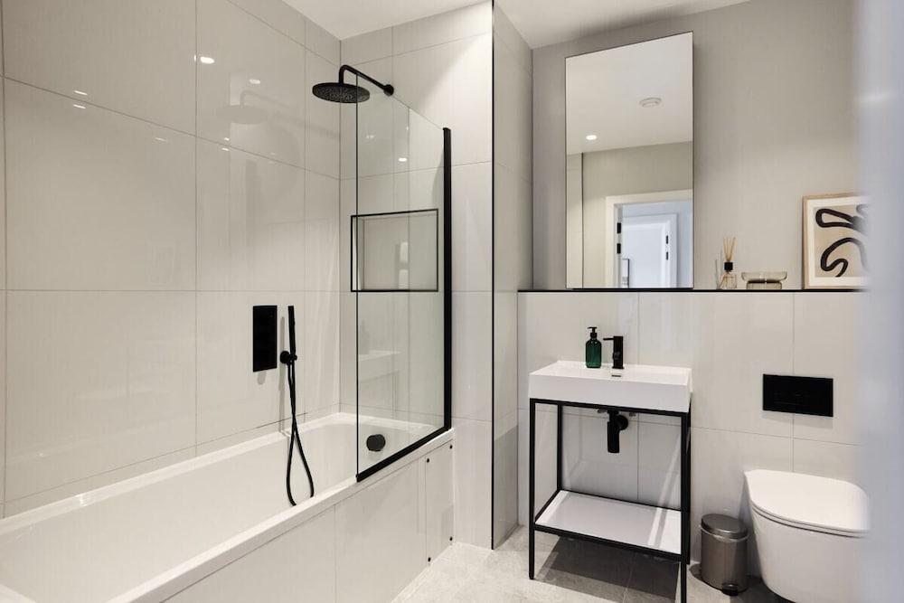 The Brondesbury Scenery - Bright 1bdr Flat With Balcony + Parking - Tap to explore photos