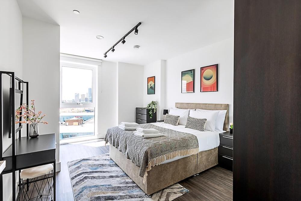 Luxurious West London Apartment - Tap to explore photos