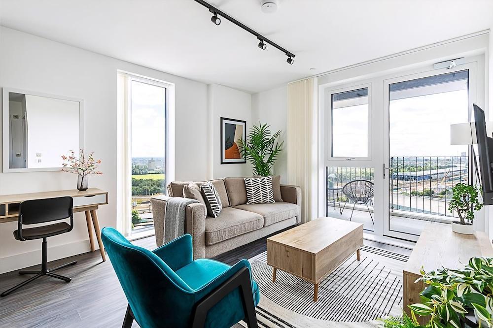 Luxurious West London Apartment - Tap to explore photos