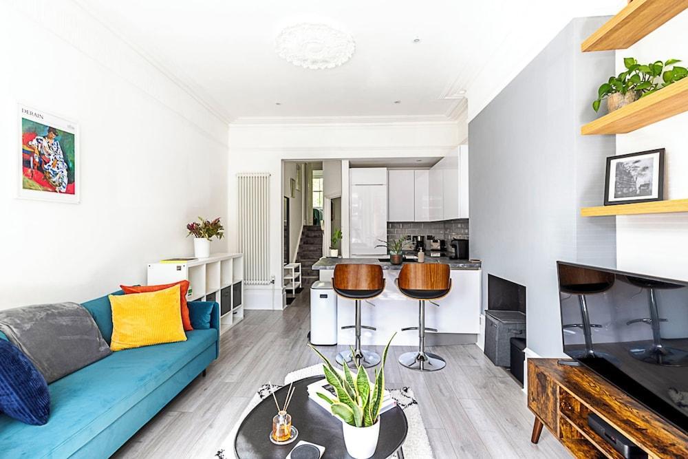 Stylish Hideaway Flat at Milton Park Highgate - Tap to explore photos