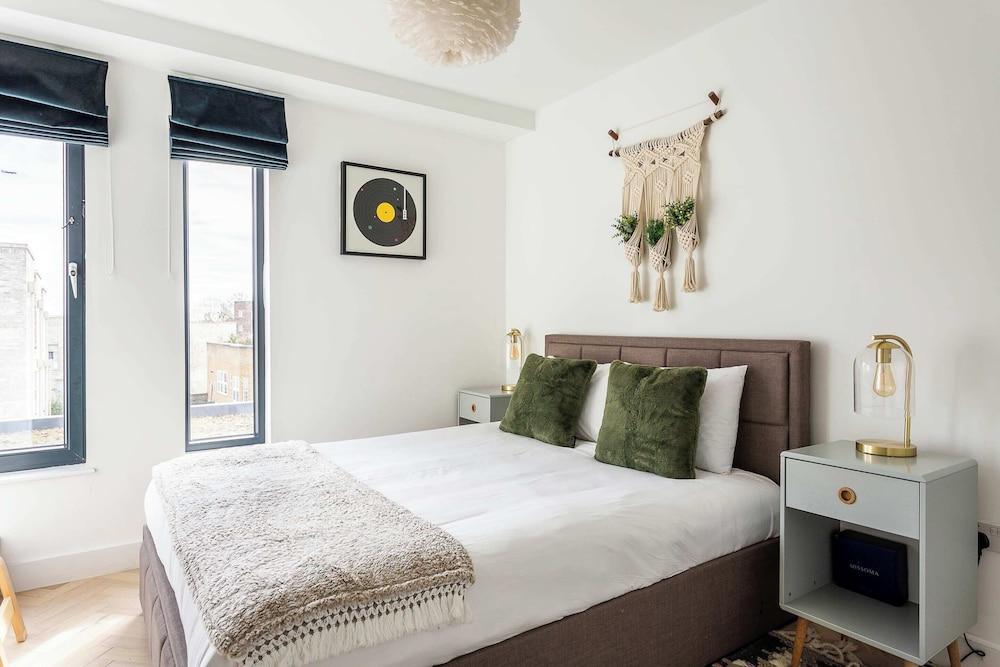 Cosy 2-bed Flat in Vibrant Acton! - Tap to explore photos