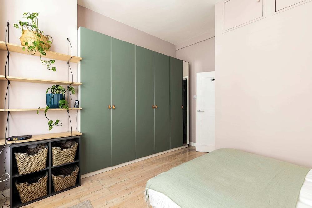 Spacious and Charming Brixton Home - Tap to explore photos