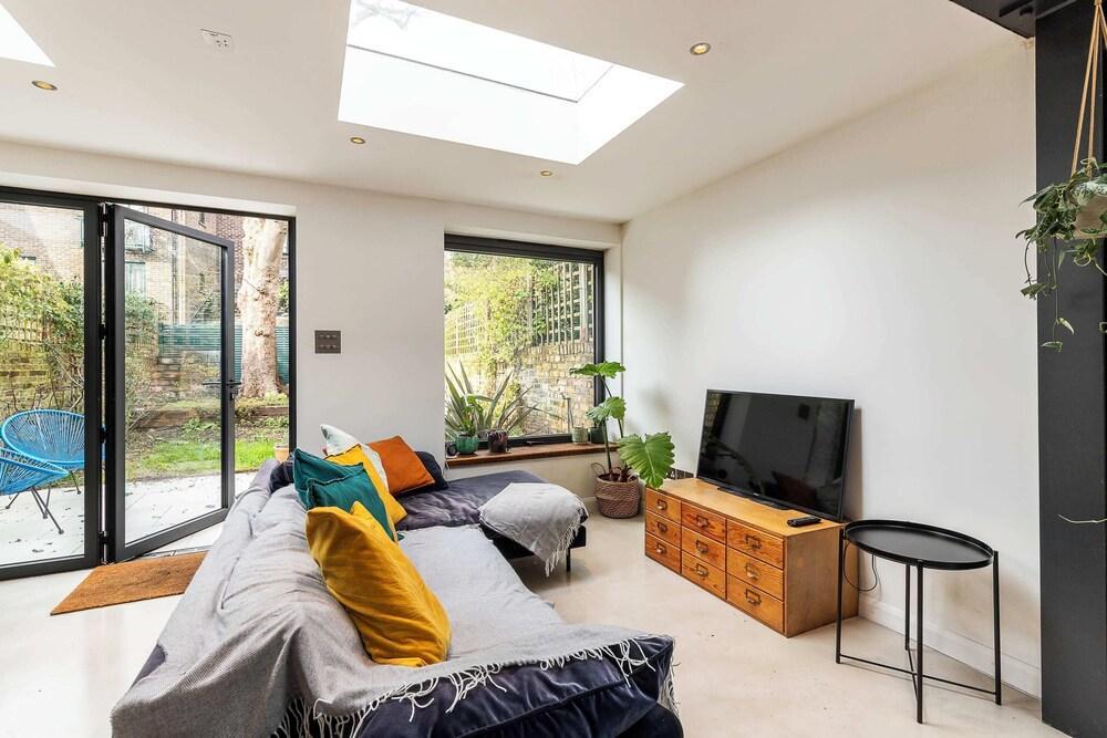 Spacious and Charming Brixton Home - Tap to explore photos