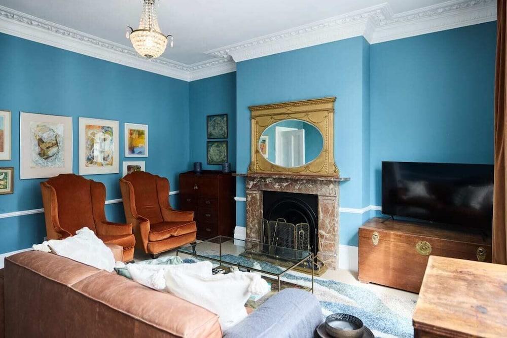 The Fulham Town House - Spacious 4BDR House with Garden - Tap to explore photos